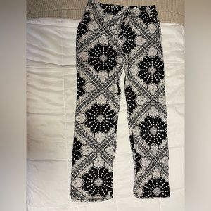 Cute patterned pajama loungewear bottoms! These are a size medium.